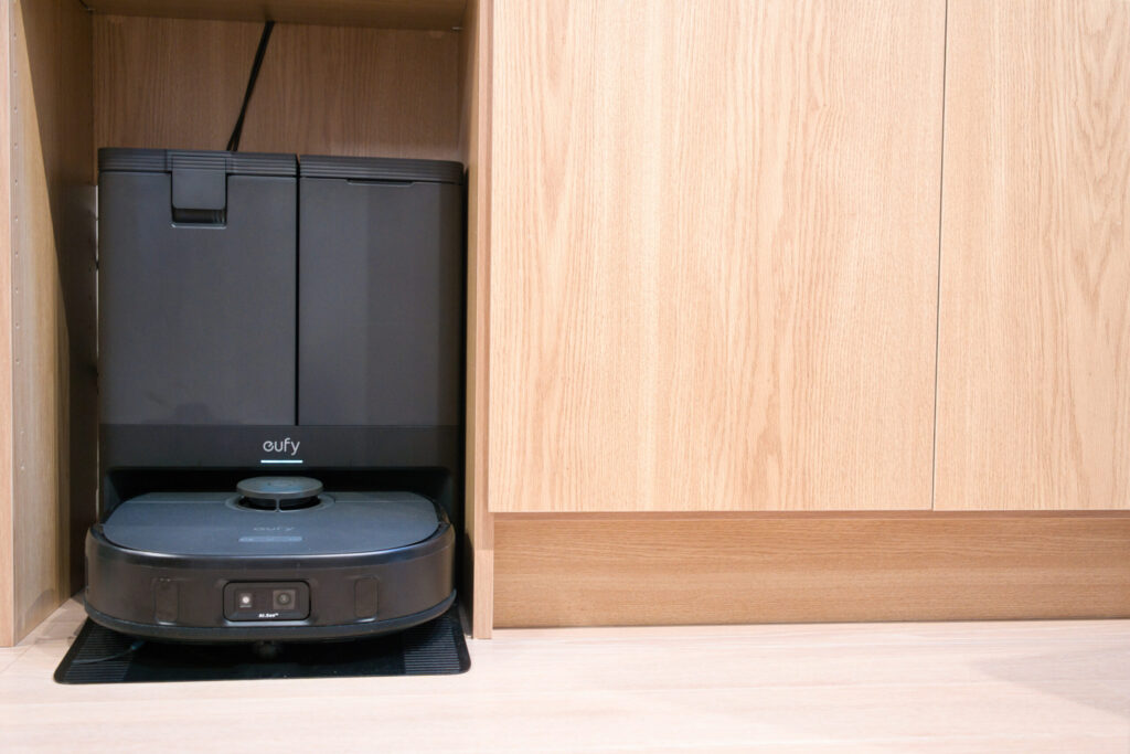 alt="cabinet"